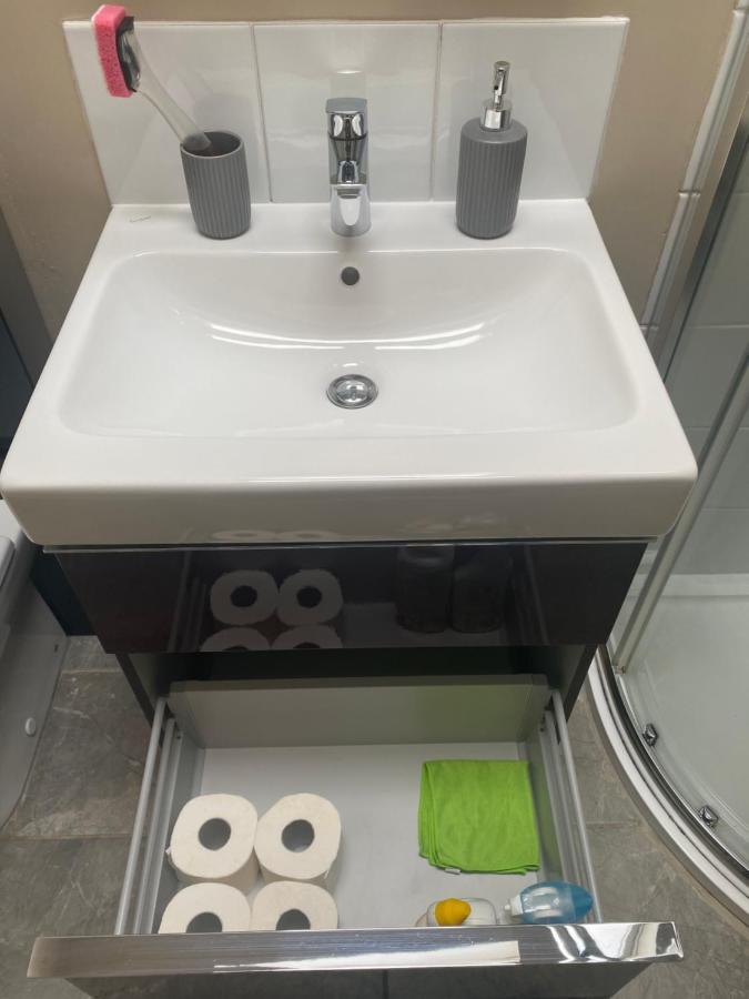 Private Room And Bathroom With Private Entrance Near Warwick Town Centre ภายนอก รูปภาพ